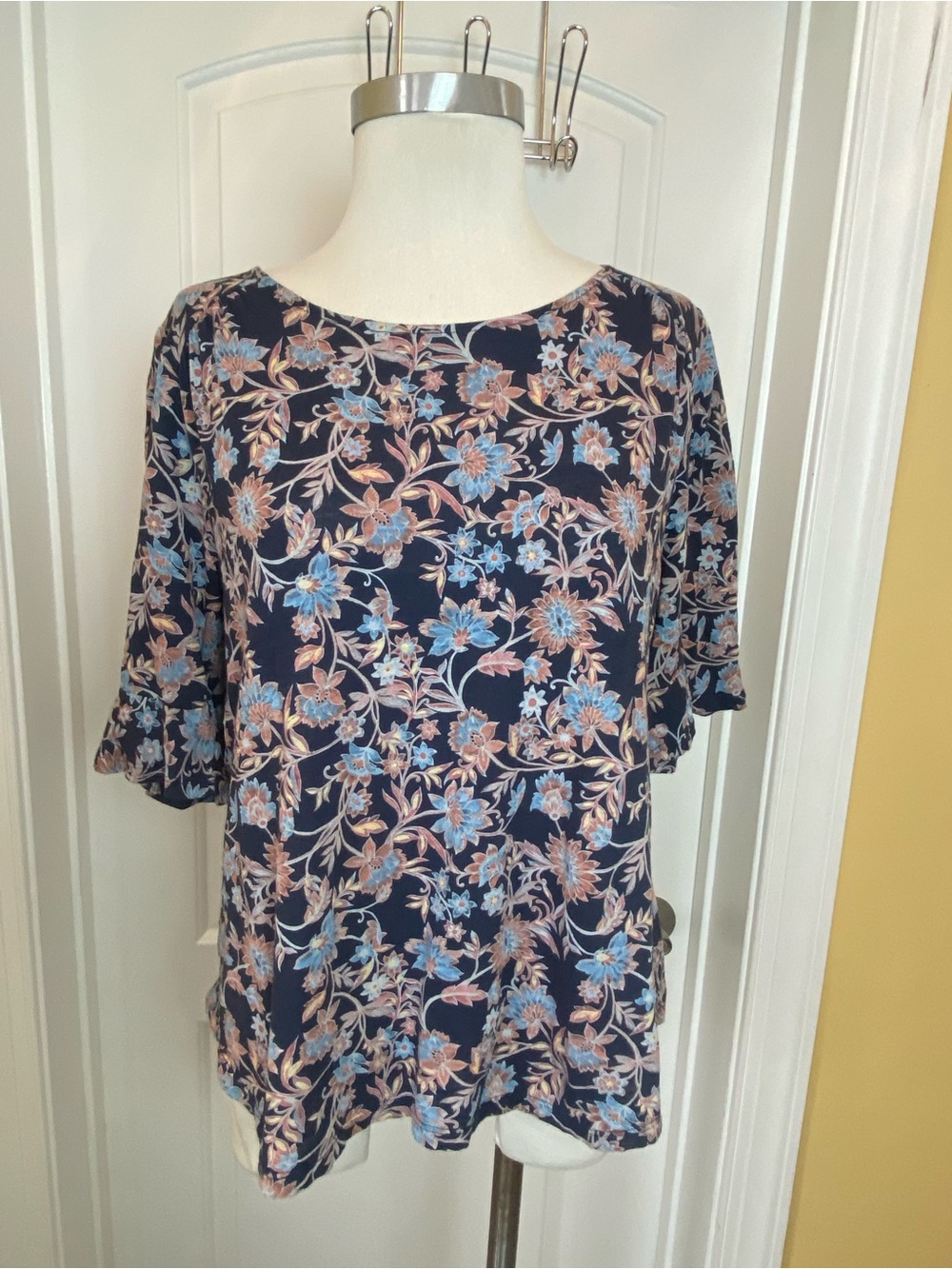 Lucky Brand Navy Floral Boho Ruffle Short Sleeve Tee Medium